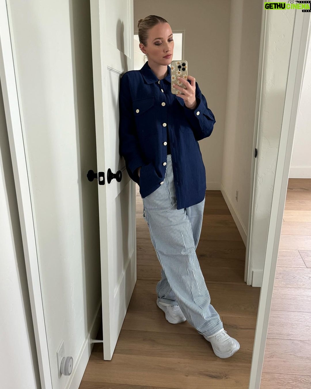 Liz Trinnear Instagram - I’ve been wearing real clothes and not just athleisure. It’s the little wins over here. 💁🏼♀️