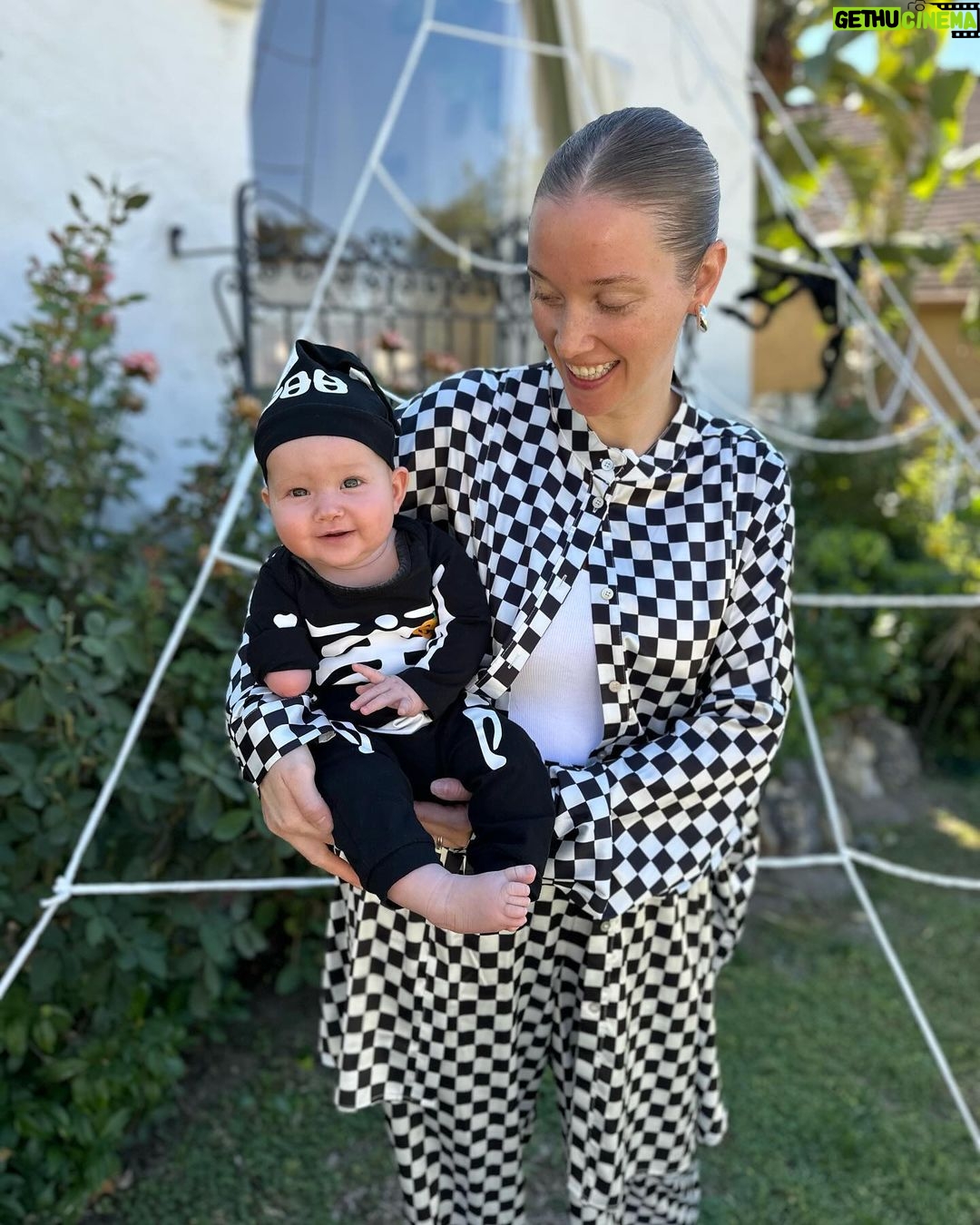 Liz Trinnear Instagram - Nico had an egg-cellent first Halloween 🥹🐣🥚🦃🐥🐔 . . . #firsthalloween #babycostume #familycostume Los Angeles, California