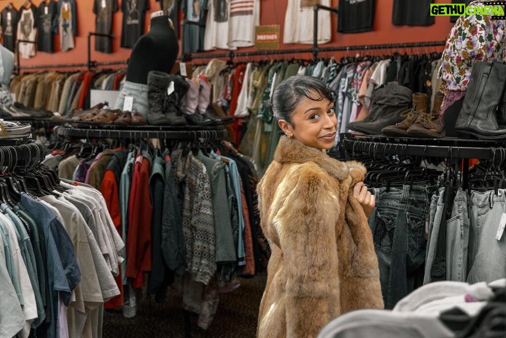 Liza Koshy Instagram - i blame my jeans • thx @thrillist for the feature & for giving me the coupon to be an ass during store hours 📸: @jordangeibelcreative Houston, Texas