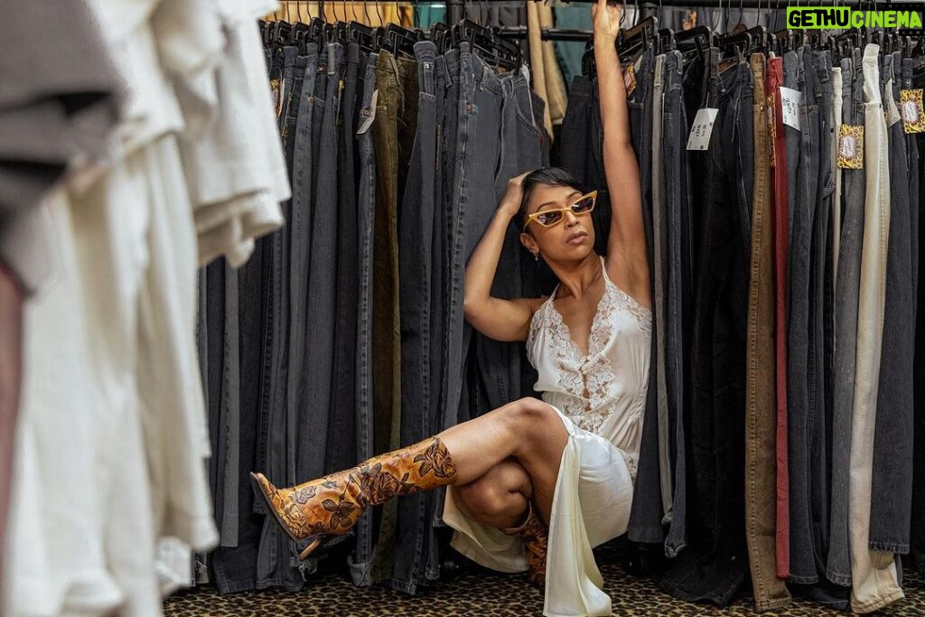 Liza Koshy Instagram - i blame my jeans • thx @thrillist for the feature & for giving me the coupon to be an ass during store hours 📸: @jordangeibelcreative Houston, Texas