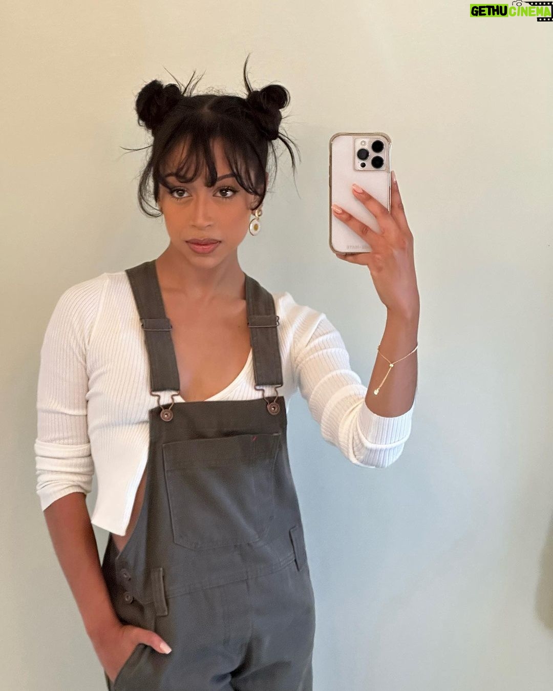Liza Koshy Instagram - swipe for moose knuckle