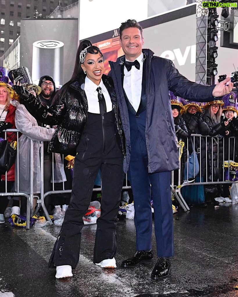 Liza Koshy Instagram - involuntary host hands #rockineve Times Square New York, USA