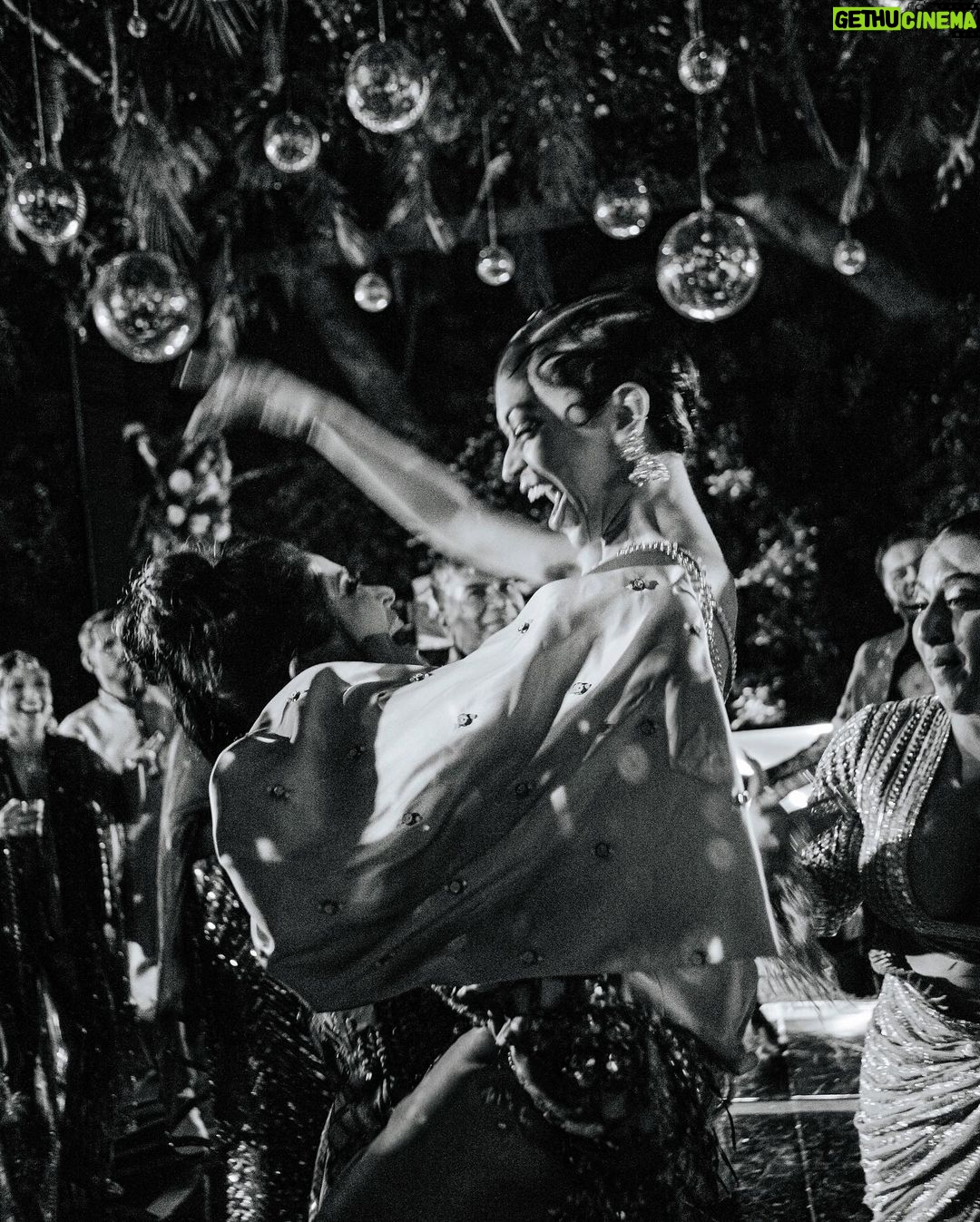 Liza Koshy Instagram - the brown girl camaraderie & community celebrating the culture recently > • glowing heavily with gratitude for the inspiration & perspiration we’ve been sharin’ lately