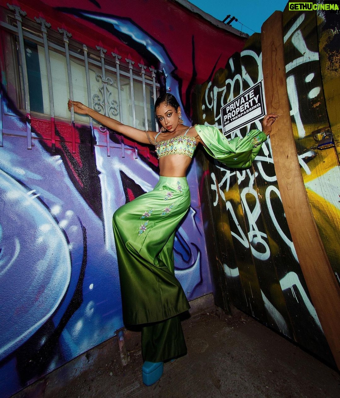 Liza Koshy Instagram - lookin fly on the wall