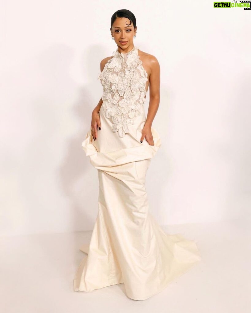 Liza Koshy Instagram - I won last night. I was honored to rock an H-town gown, a masterpiece designed by Houston’s very own mastermind, @bachmai. That’s my Mai. I adored repping my roots with you while adorned in a full bloom. Thank you for making space for me in your brilliant mind, @bachmai. I got you. When you say “heel”, I’ll say “how high”. New York, New York