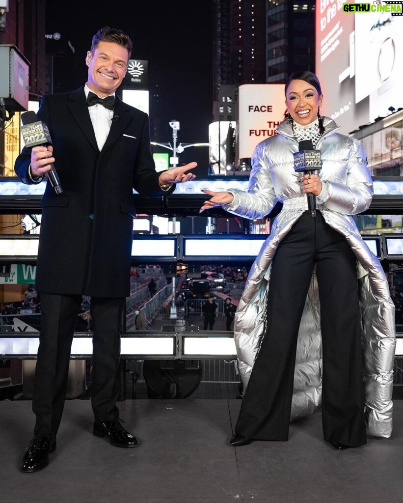 Liza Koshy Instagram - involuntary host hands #rockineve Times Square New York, USA
