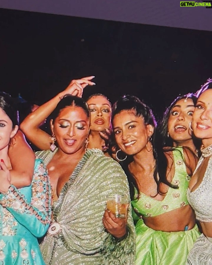 Liza Koshy Instagram - the brown girl camaraderie & community celebrating the culture recently > • glowing heavily with gratitude for the inspiration & perspiration we’ve been sharin’ lately
