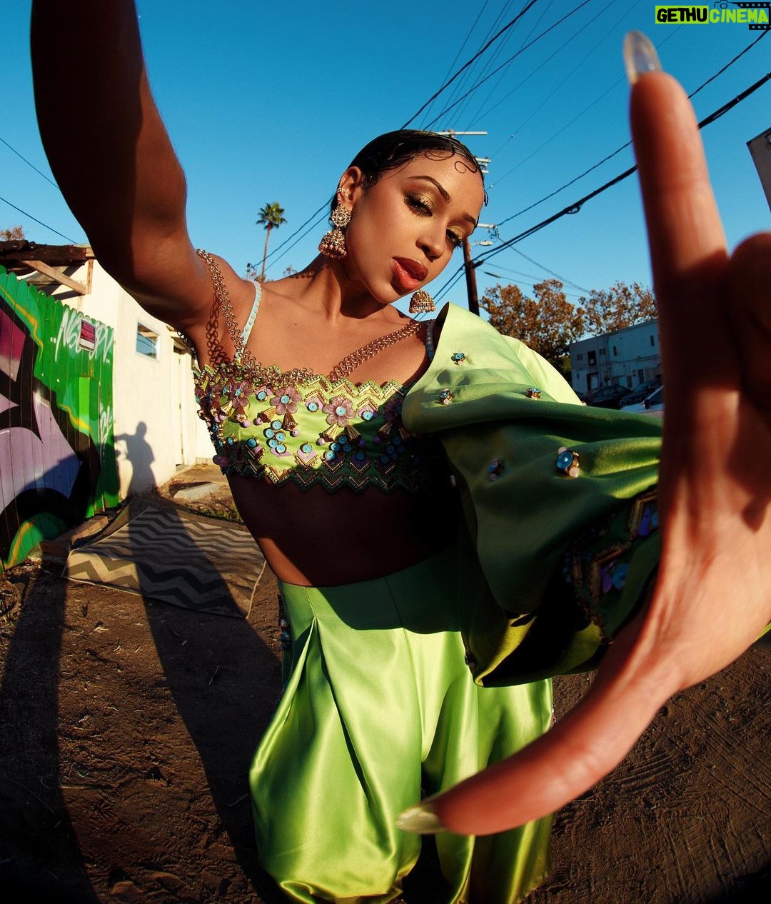 Liza Koshy Instagram - lookin fly on the wall