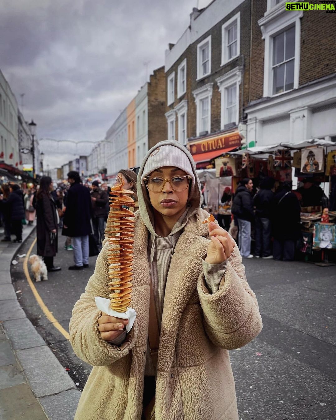 Liza Koshy Instagram - horsin around town bein a cheeky lil bastard London, Unιted Kingdom