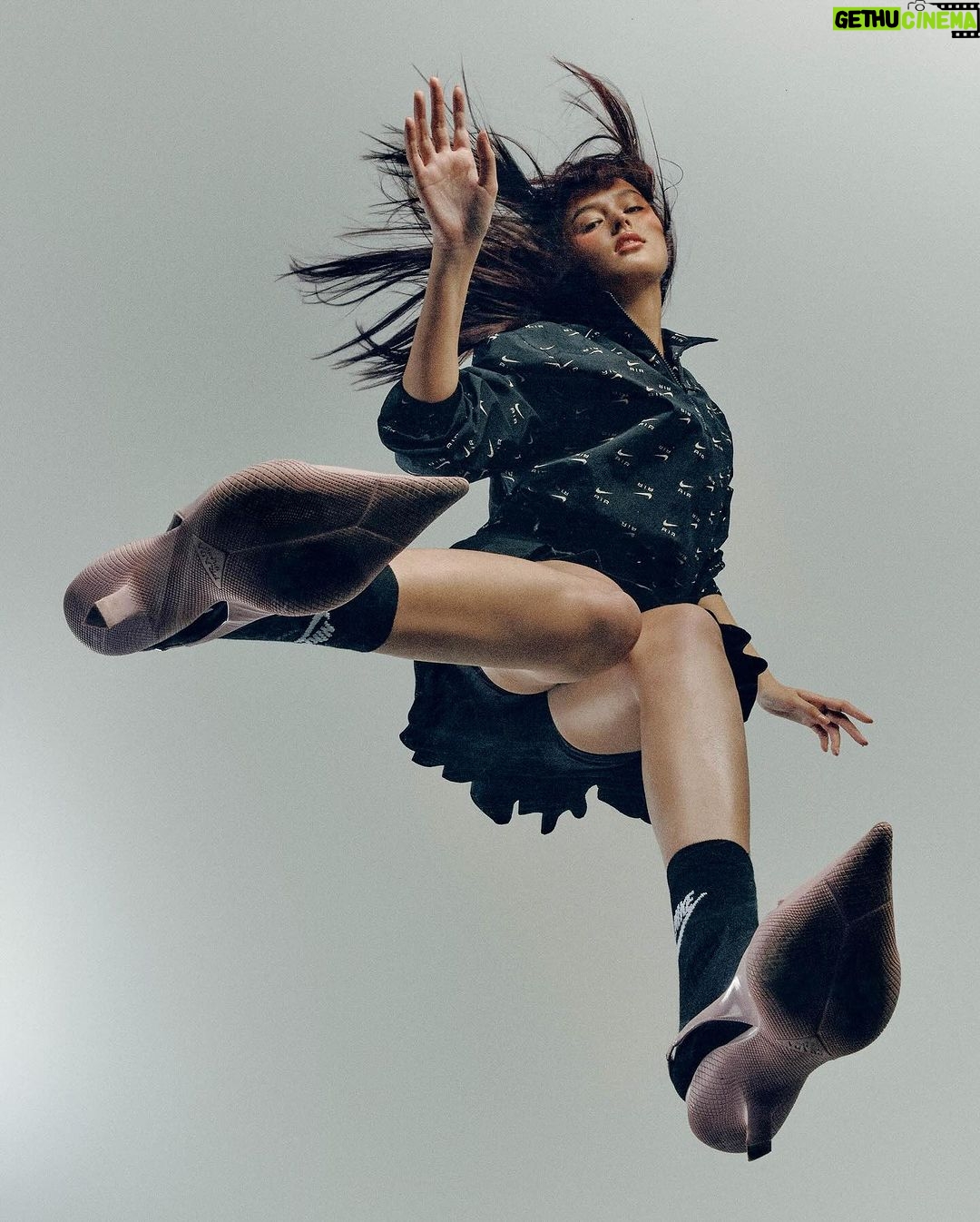 Liza Soberano Instagram - Ending the year with a swoosh ✔️ #ZALORAcovers #ZALORA1212 Photography by: @bjpascual Creative Direction by: @eugene_david Styling by: @qurator_studio Makeup by: @antheabueno Hair by: @antonpapa_ Words by: @ralphdesiderio Video by: @gishproductions Produced by: @beajocom Clothes from @nike
