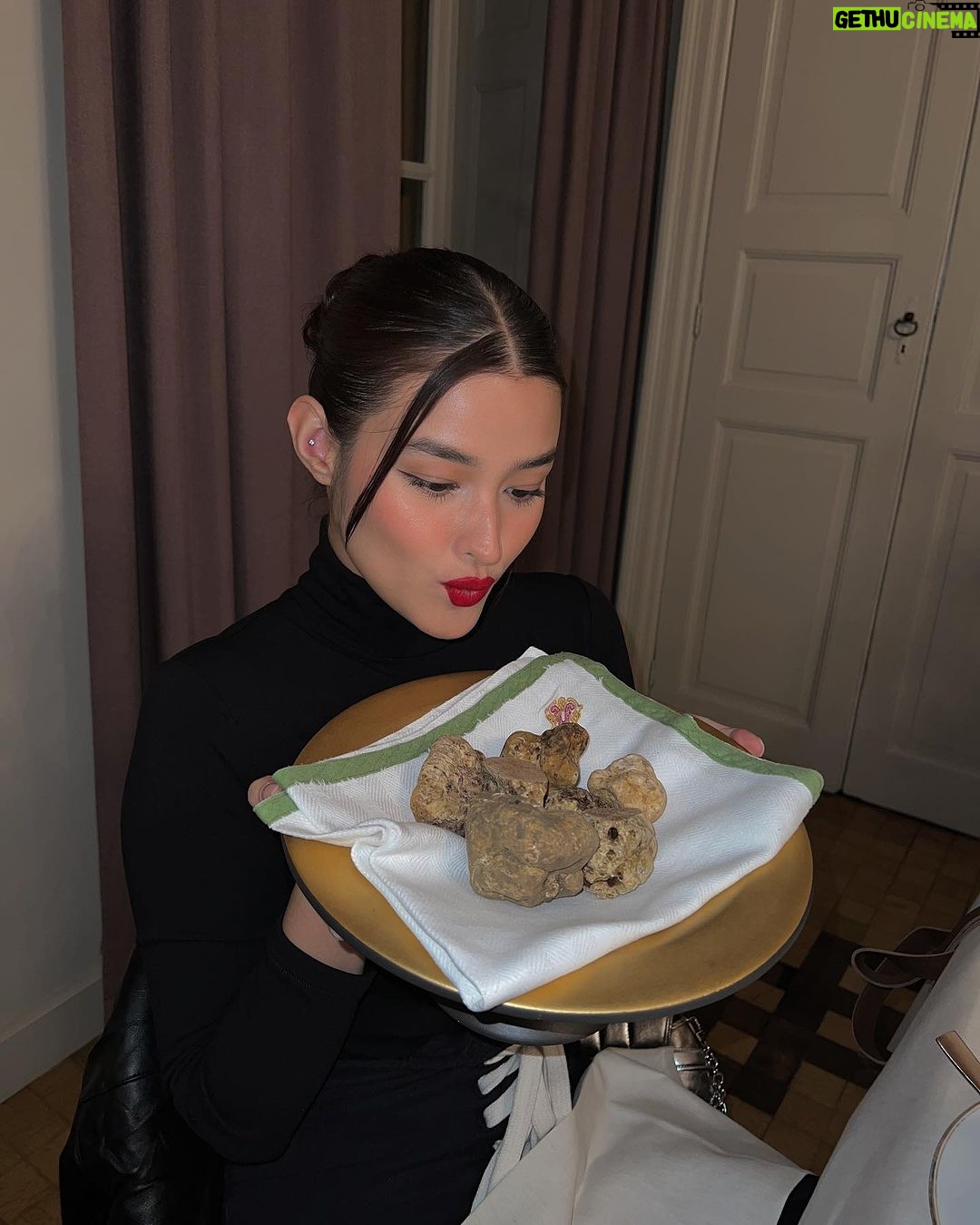 Liza Soberano Instagram - Extra truffle please!!! 🍄 Can’t believe we experienced our truffle dreams. After hunting for this luxurious fungi we were spoiled to a truffle themed dinner at Da Guido Ristorante, a family owned restaurant in Piedmont, that’s famous for it’s seasonal cuisine headed by Michelin star chef @ugoalciati 👨🏻🍳 I’m sure you can tell we all enjoyed ourselves very much 🤭 @harlanholden.coffee #HarlanCoffee #BecauseHazelnut Ristorante DA GUIDO