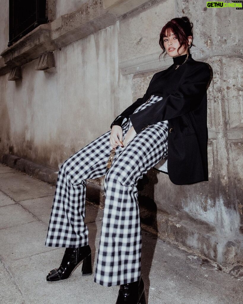 Liza Soberano Instagram - A little @louisvuitton moment in between Milan fashion week shows 🖤 #louisvuitton @louislane7 @mickeysee @renzpangilinan @perrytabora @jeangernavarro Milan, Italy