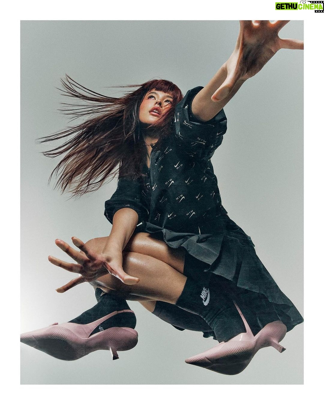 Liza Soberano Instagram - Ending the year with a swoosh ✔️ #ZALORAcovers #ZALORA1212 Photography by: @bjpascual Creative Direction by: @eugene_david Styling by: @qurator_studio Makeup by: @antheabueno Hair by: @antonpapa_ Words by: @ralphdesiderio Video by: @gishproductions Produced by: @beajocom Clothes from @nike