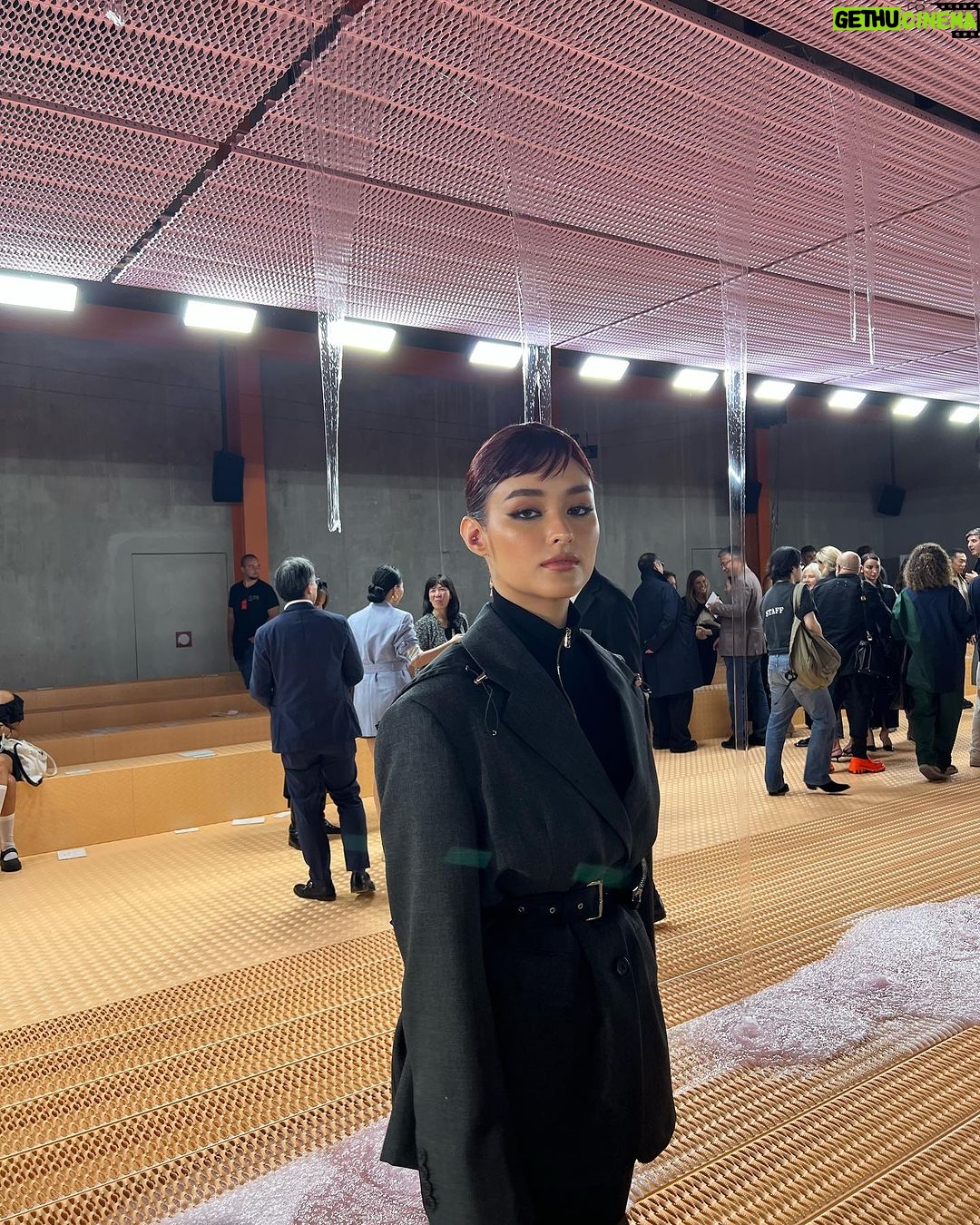 Liza Soberano Instagram - A day well spent in Milano with @victoria_belo and @prada 🖤 Milan, Italy