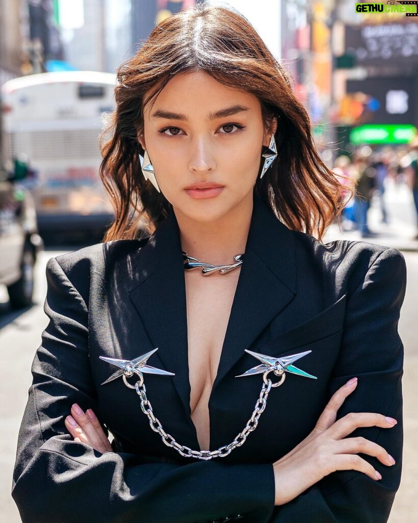 Liza Soberano Instagram - I was in NYC for a quick minute! My New York vlog will be up on my channel tomorrow at 6PM! See you then 🫶🏻 Time Square, New York