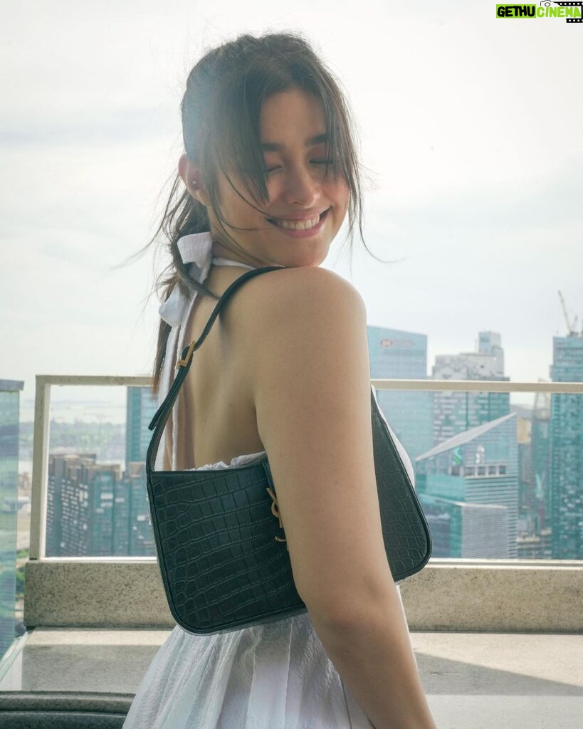 Liza Soberano Instagram - Sippin’ on Singapore skyline views 🍹 Wearing @julllog 🤍