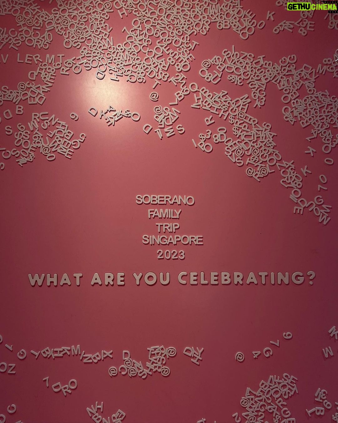 Liza Soberano Instagram - Serving looks and scoops 🍦 @museumoficecreamsg