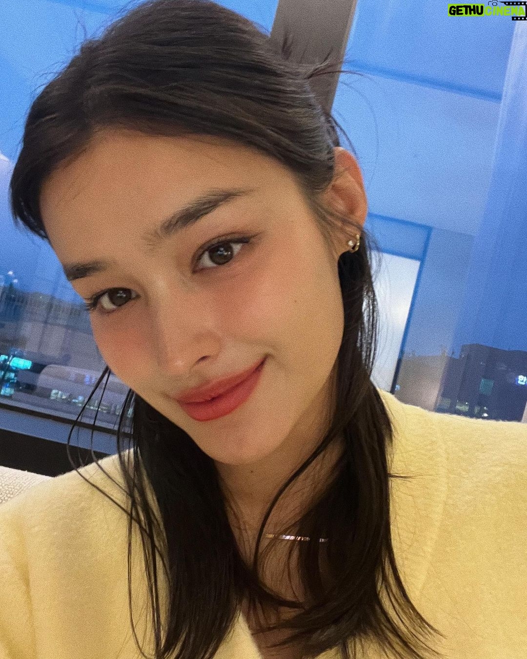 Liza Soberano Instagram - Spring in 2 countries and 5 cities 🌷☁️ Everywhere