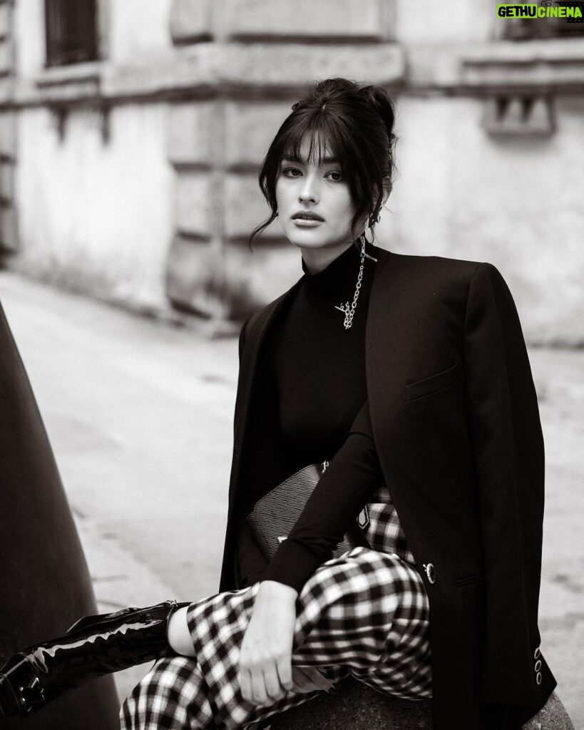 Liza Soberano Instagram - A little @louisvuitton moment in between Milan fashion week shows 🖤 #louisvuitton @louislane7 @mickeysee @renzpangilinan @perrytabora @jeangernavarro Milan, Italy