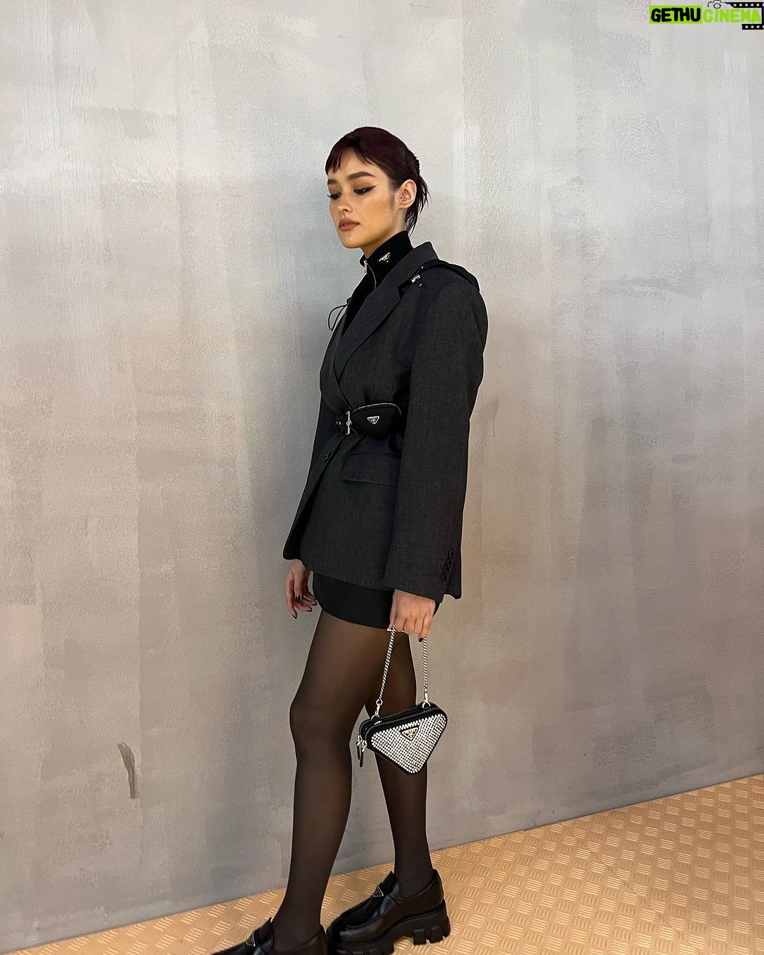 Liza Soberano Instagram - A day well spent in Milano with @victoria_belo and @prada 🖤 Milan, Italy