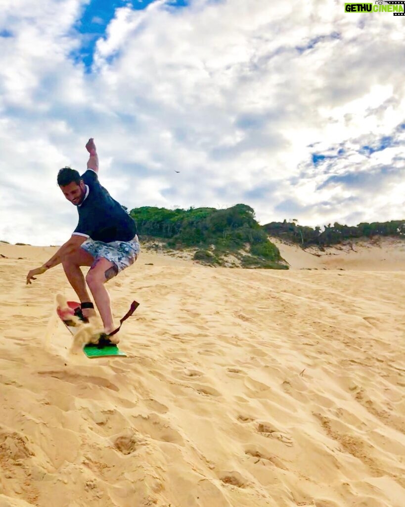 Loïc Fiorelli Instagram - Snowboarding on the brazilian’s dunes 🏂🤙🏼😍 #brazil #sandboarding #dunes #pipa #holidays #lovethisplace #travel #weflyjoon Pipa Passeios
