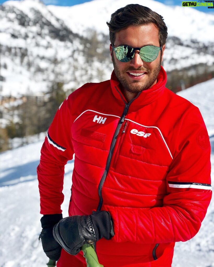 Loïc Fiorelli Instagram - Derniers moments sur les pistes de @vars_fob ❄⛷ #ski #vars #mountains #frenchalps #sun #snow #red #ESF #hellyhansen Vars La Forêt Blanche