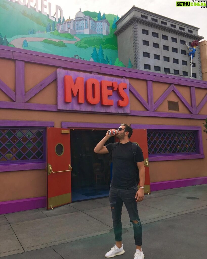 Loïc Fiorelli Instagram - On se boit une bière à la Taverne de Moe? 🍺 #duff #simpsons #universalstudios #homer #losangeles #california #USA Universal Studios Hollywood