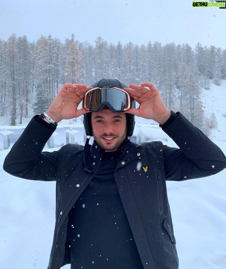 Loïc Fiorelli Instagram - ❄ La saison démarre dans quelques jours il est temps de vous équiper! Avec @aurakprotection vous skierez avec classe, confort et en sécurité! 😎 Profitez de -10% pour tout achat sur le site www.aurak.com avec le code LOIC19! ❄ #aurak #ski #alpes #snow #helmet #glasses #vars #varsfob #valdisere #courchevel #tignes #meribel #gstaad Vars La Forêt Blanche