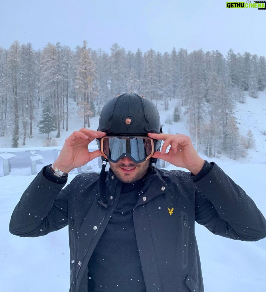 Loïc Fiorelli Instagram - ❄ La saison démarre dans quelques jours il est temps de vous équiper! Avec @aurakprotection vous skierez avec classe, confort et en sécurité! 😎 Profitez de -10% pour tout achat sur le site www.aurak.com avec le code LOIC19! ❄ #aurak #ski #alpes #snow #helmet #glasses #vars #varsfob #valdisere #courchevel #tignes #meribel #gstaad Vars La Forêt Blanche