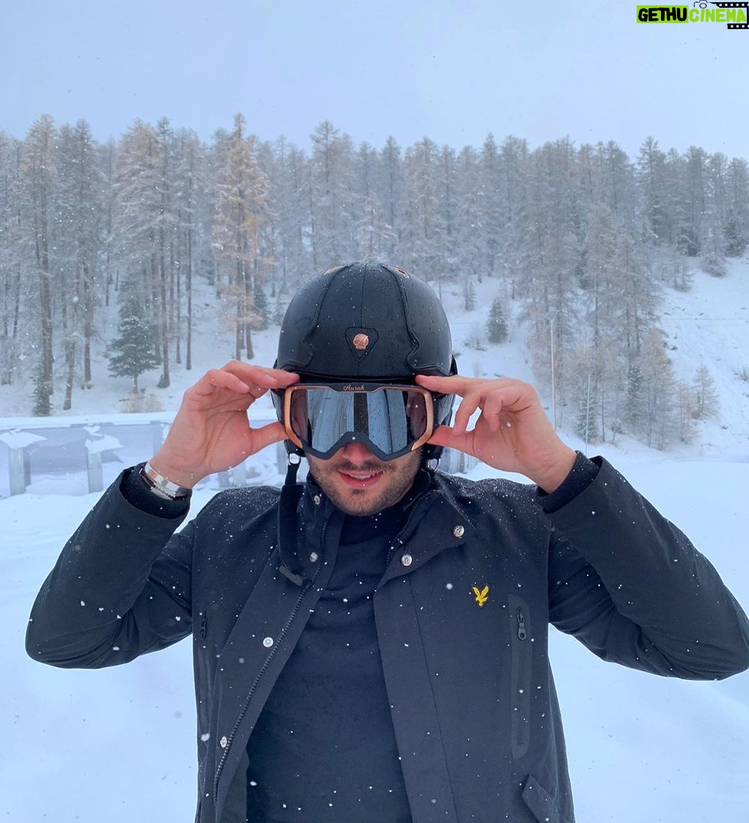 Loïc Fiorelli Instagram - ❄️ La saison démarre dans quelques jours il est temps de vous équiper! Avec @aurakprotection vous skierez avec classe, confort et en sécurité! 😎 Profitez de -10% pour tout achat sur le site www.aurak.com avec le code LOIC19! ❄️ #aurak #ski #alpes #snow #helmet #glasses #vars #varsfob #valdisere #courchevel #tignes #meribel #gstaad Vars La Forêt Blanche