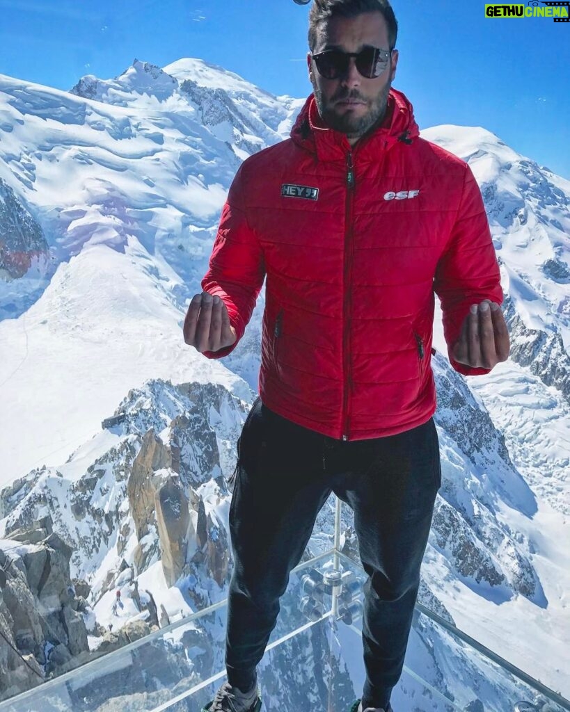 Loïc Fiorelli Instagram - Je faisais pas le fier... 😂 #pasdanslevide #aiguilledumidi #chamonix #montblanc #ski #esf #snow #sun Aiguille du Midi - Hôtel & Restaurant
