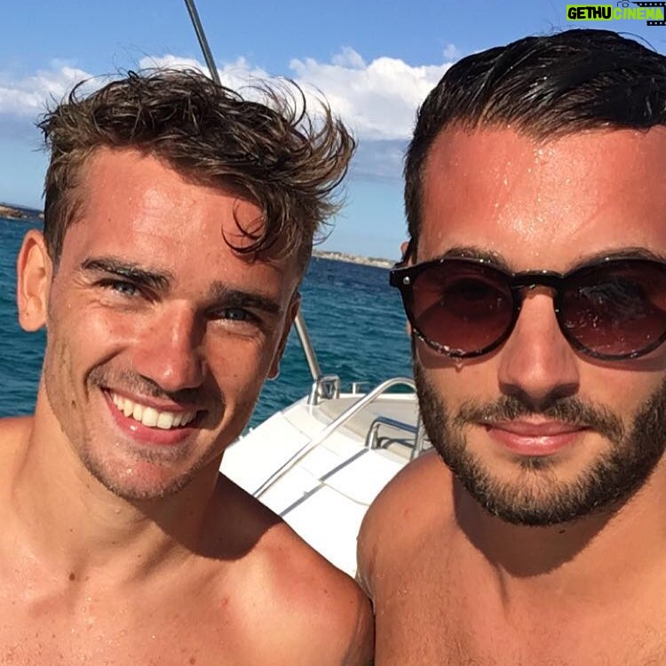 Loïc Fiorelli Instagram - 👌🏼👍🏼😁 #Griezmann #corse #holiday #Loy @snobmilanofrance