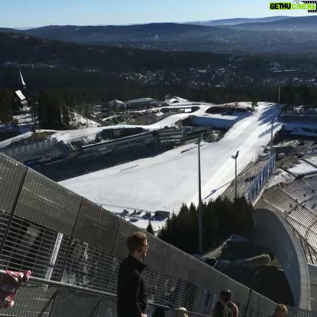 Loïc Fiorelli Instagram - Sommet du tremplin de saut à ski à Oslo, impressionnant! Eddie was crazy!! 😝😝 vous découvrirez pourquoi dans le film! #EddieTheEagle #Oslo @20thcenturyfoxfrance Holmenkollen skiarena