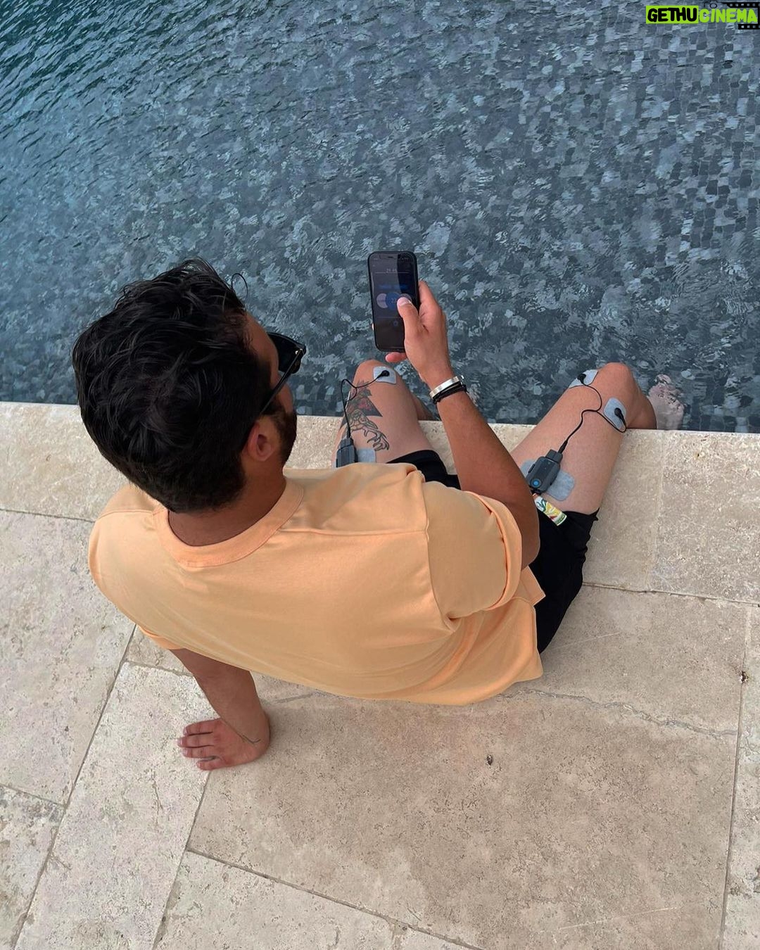 Loïc Fiorelli Instagram - On reprend les choses sérieuses et pour la récupération j’ai choisi l’électrostimulation avec @bluetens.fr avec ce duo sport 🔥 Fil très court, bonne autonomie et le tout géré avec l’appli bluetens! -20% pour nous tous avec le code bluetens06 🤩