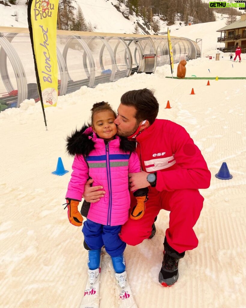 Loïc Fiorelli Instagram - Première journée de ski pour Louna 😍 Je suis tellement heureux elle adore ça ❤ Vars La Forêt Blanche