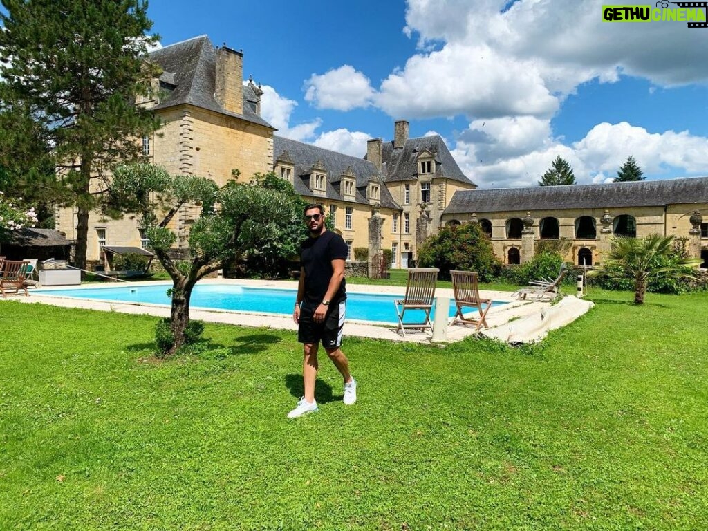 Loïc Fiorelli Instagram - Le Duc Lolo Di Fiorelli ⚜ Château de Sauvebœuf en Dordogne, XIVe siècle, avec le plus grand musée préhistoire privée du monde ❤ Si tu passes par ici, viens le visiter ou même te marier 😍