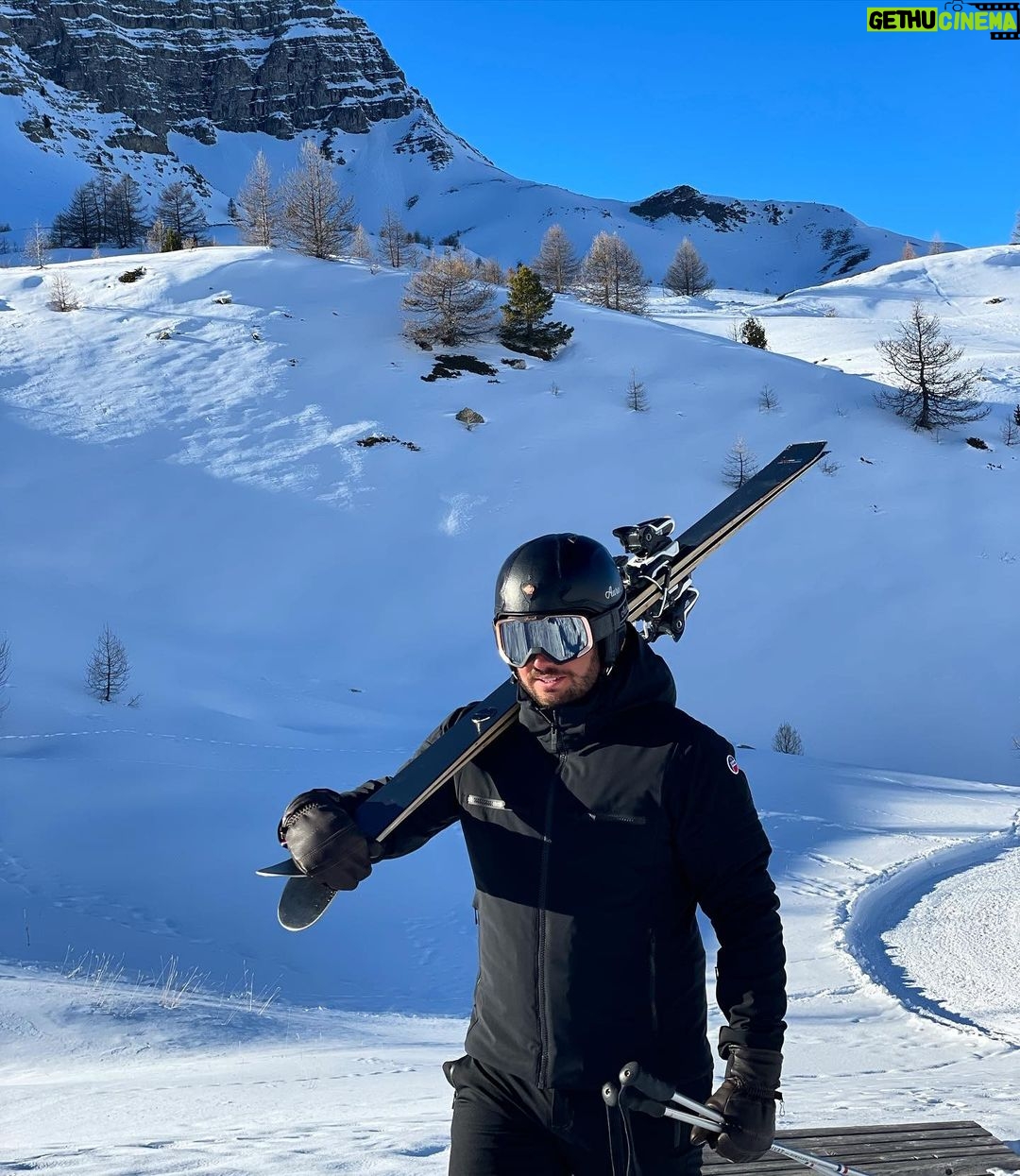 Loïc Fiorelli Instagram - Vous savez à quel point le ski me passionne… Et quel plaisir de skier avec @marcel_livet_ski 😍 Vars La Forêt Blanche