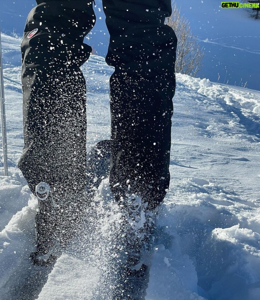 Loïc Fiorelli Instagram - Vous savez à quel point le ski me passionne… Et quel plaisir de skier avec @marcel_livet_ski 😍 Vars La Forêt Blanche