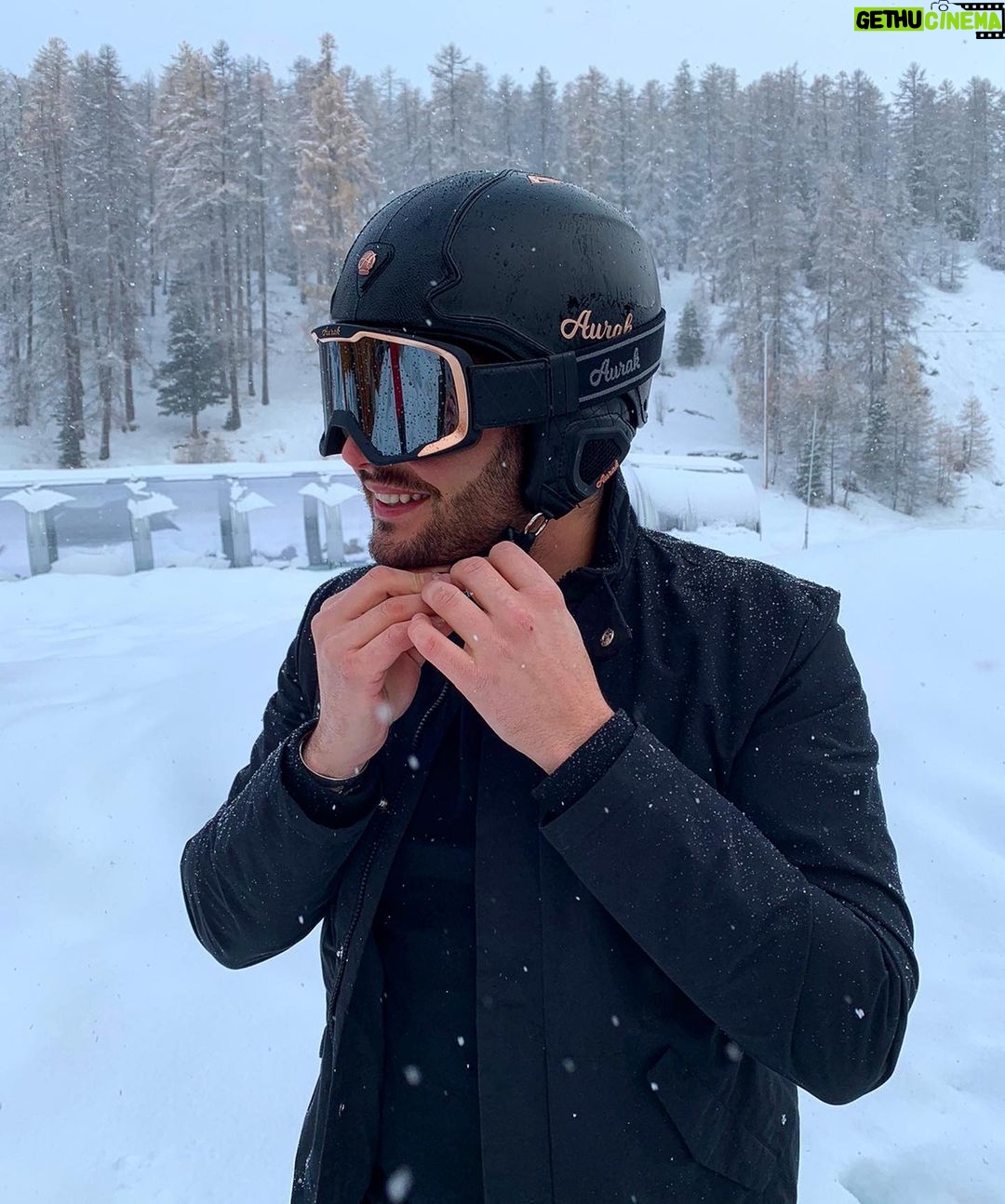 Loïc Fiorelli Instagram - ❄️ La saison démarre dans quelques jours il est temps de vous équiper! Avec @aurakprotection vous skierez avec classe, confort et en sécurité! 😎 Profitez de -10% pour tout achat sur le site www.aurak.com avec le code LOIC19! ❄️ #aurak #ski #alpes #snow #helmet #glasses #vars #varsfob #valdisere #courchevel #tignes #meribel #gstaad Vars La Forêt Blanche