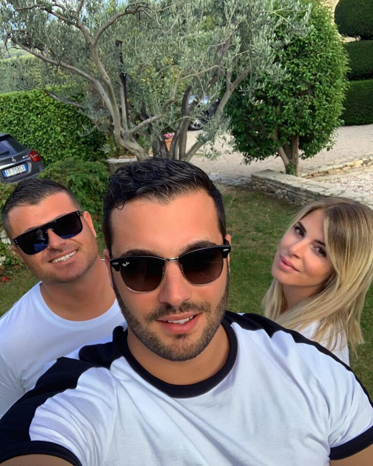 Loïc Fiorelli Instagram - À votre avis qui a le meilleur caractère? ⚡️😂 #family #brother #sister Marseille, France