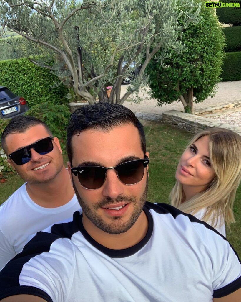 Loïc Fiorelli Instagram - À votre avis qui a le meilleur caractère? ⚡😂 #family #brother #sister Marseille, France
