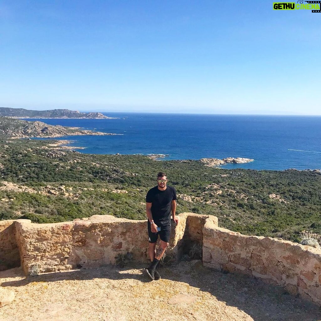 Loïc Fiorelli Instagram - ☀️Jolie rando à la tour et au phare de Senetosa ❤️ #corse Torra di Senetosa