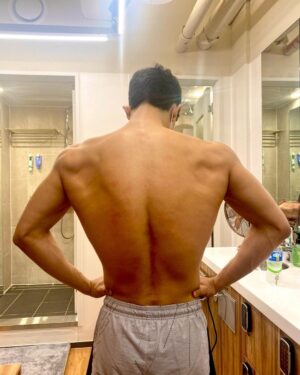 Lomon Instagram - #3인칭복수 @disneypluskr  지수헌 운동중 ⛹️‍♂️🏋️‍♂️