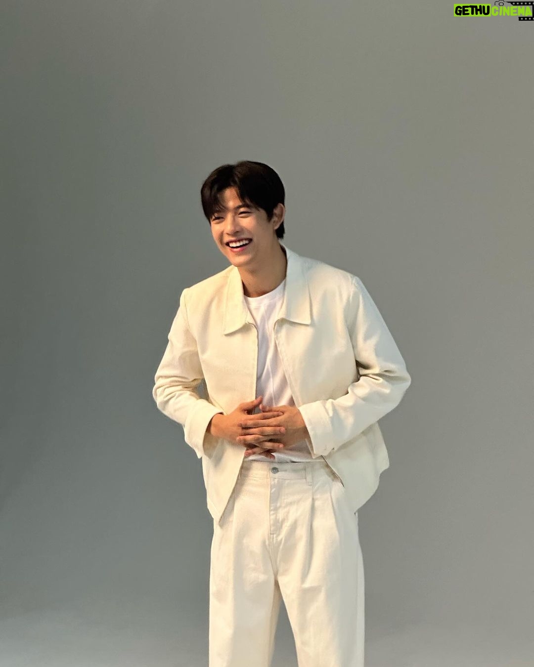 Lomon Instagram - 새해복 많이 받으세요 🙇♂️ 모두 건강하고 웃음이 가득한 한해 되세요 🧧❤️😄