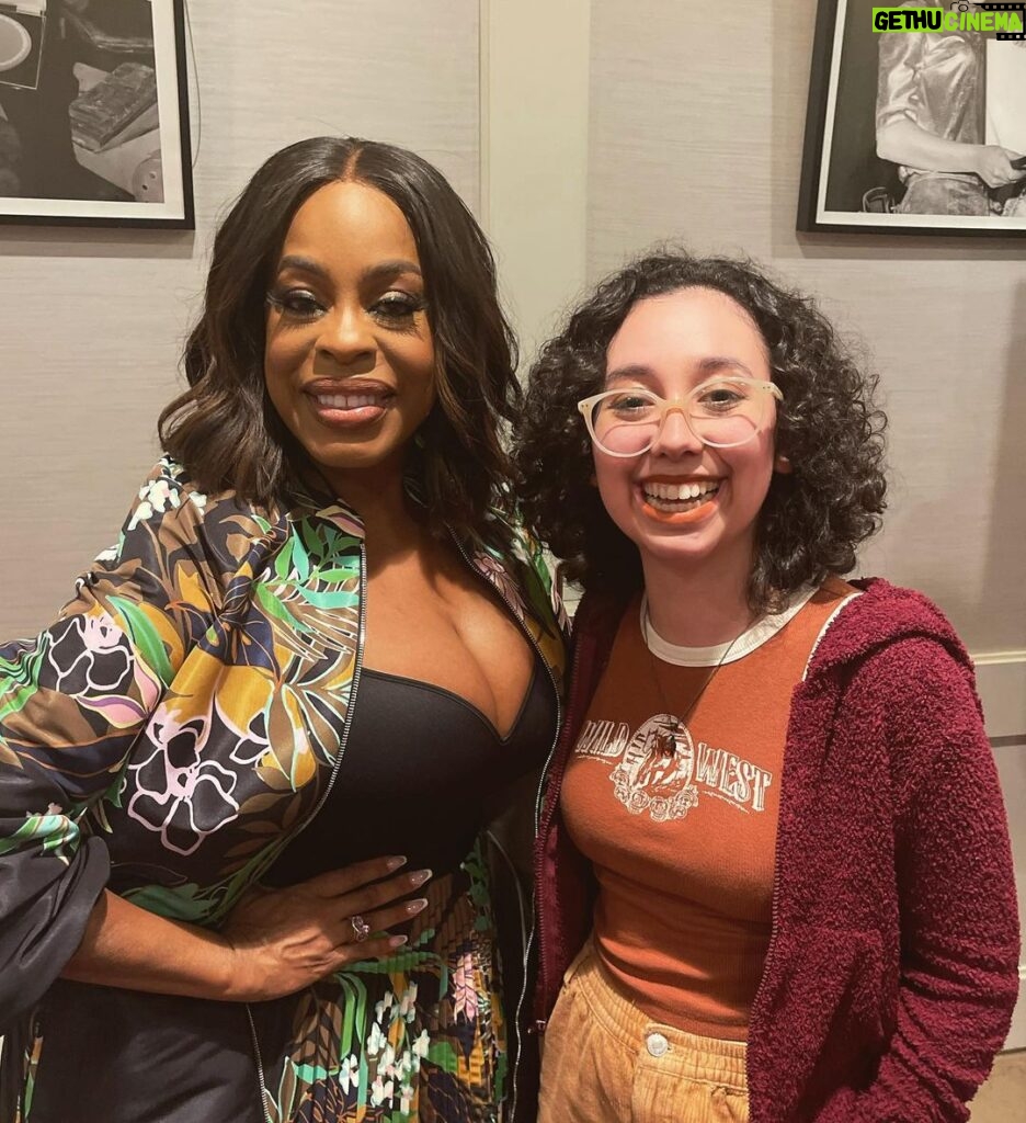 Lori Mae Hernandez Instagram - I have been a fan of @niecynash1 for forever!!!! What a genuine person!! She is so extremely talented in both comedy and drama and I’m so glad I got to meet her!! #niecynash #netflix