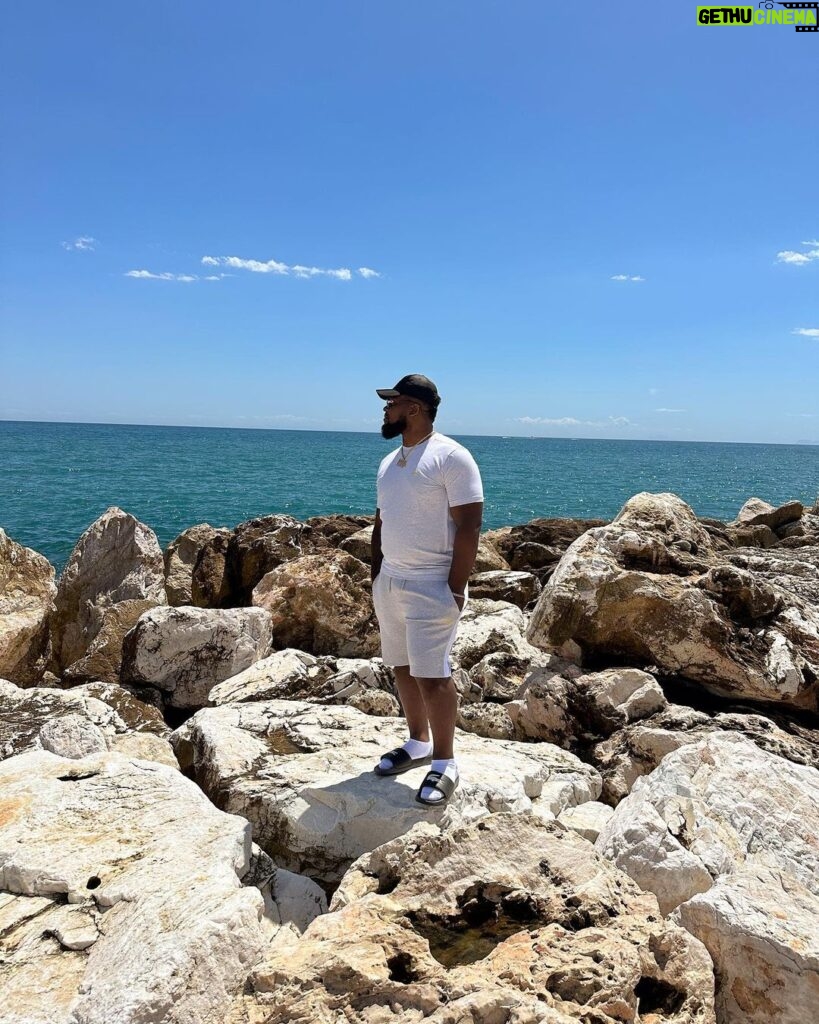 Lost Instagram - J’suis tout seul mais c’est comme ça au sommet…🚶🏾‍♂️🌴 #Héritage Marbella, Puerto Banus - Spain