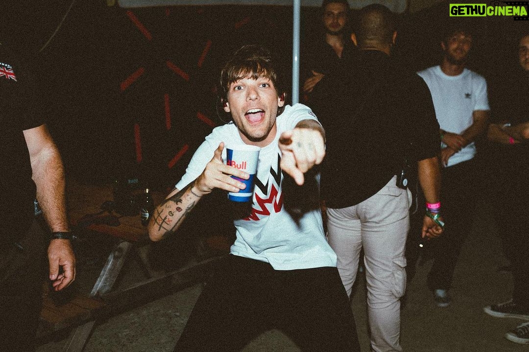 Louis Tomlinson Instagram - This year has absolutely flown by. What a tour, what a year so far!