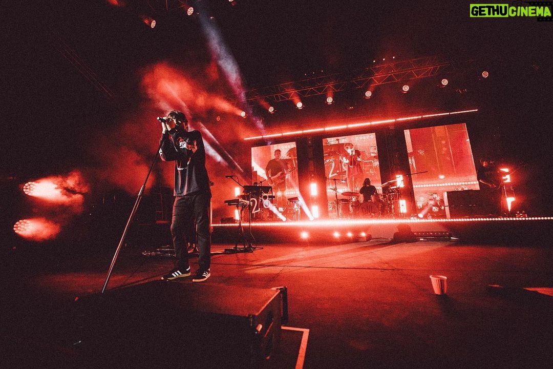 Louis Tomlinson Instagram - This year has absolutely flown by. What a tour, what a year so far!