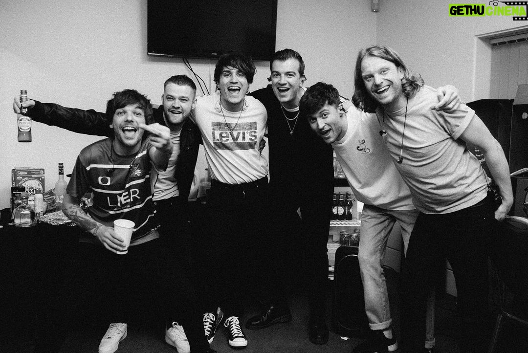 Louis Tomlinson Instagram - Incredible tour, with amazing people and an unbelievable crowd every single night!