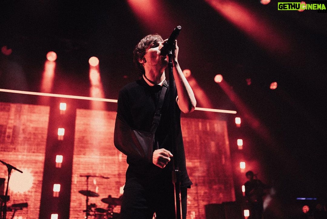 Louis Tomlinson Instagram - Incredible tour, with amazing people and an unbelievable crowd every single night!